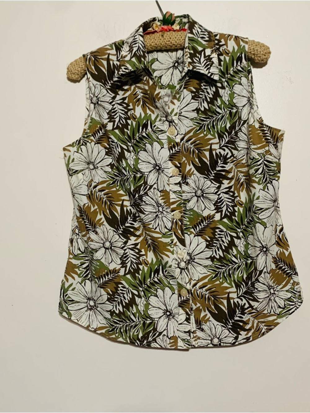 White Stag Sleeveless Floral Button-Up Top in Olive, White and Brown